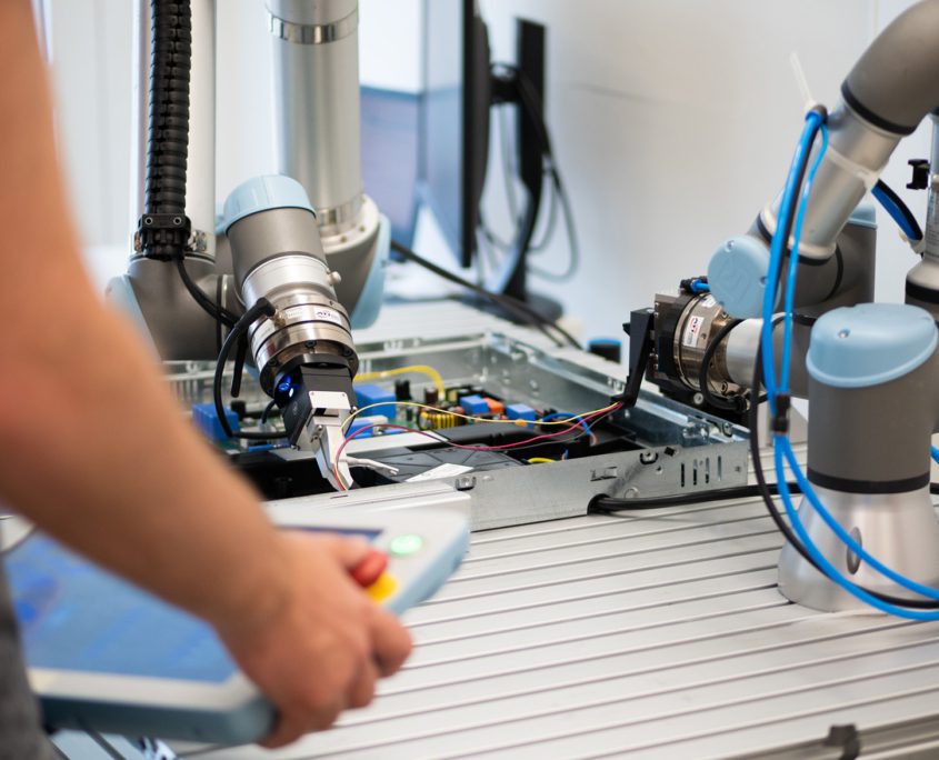 ArtiMinds Robotics – biegeschlaffe Kabel, Leitungen & Stecker  montieren
