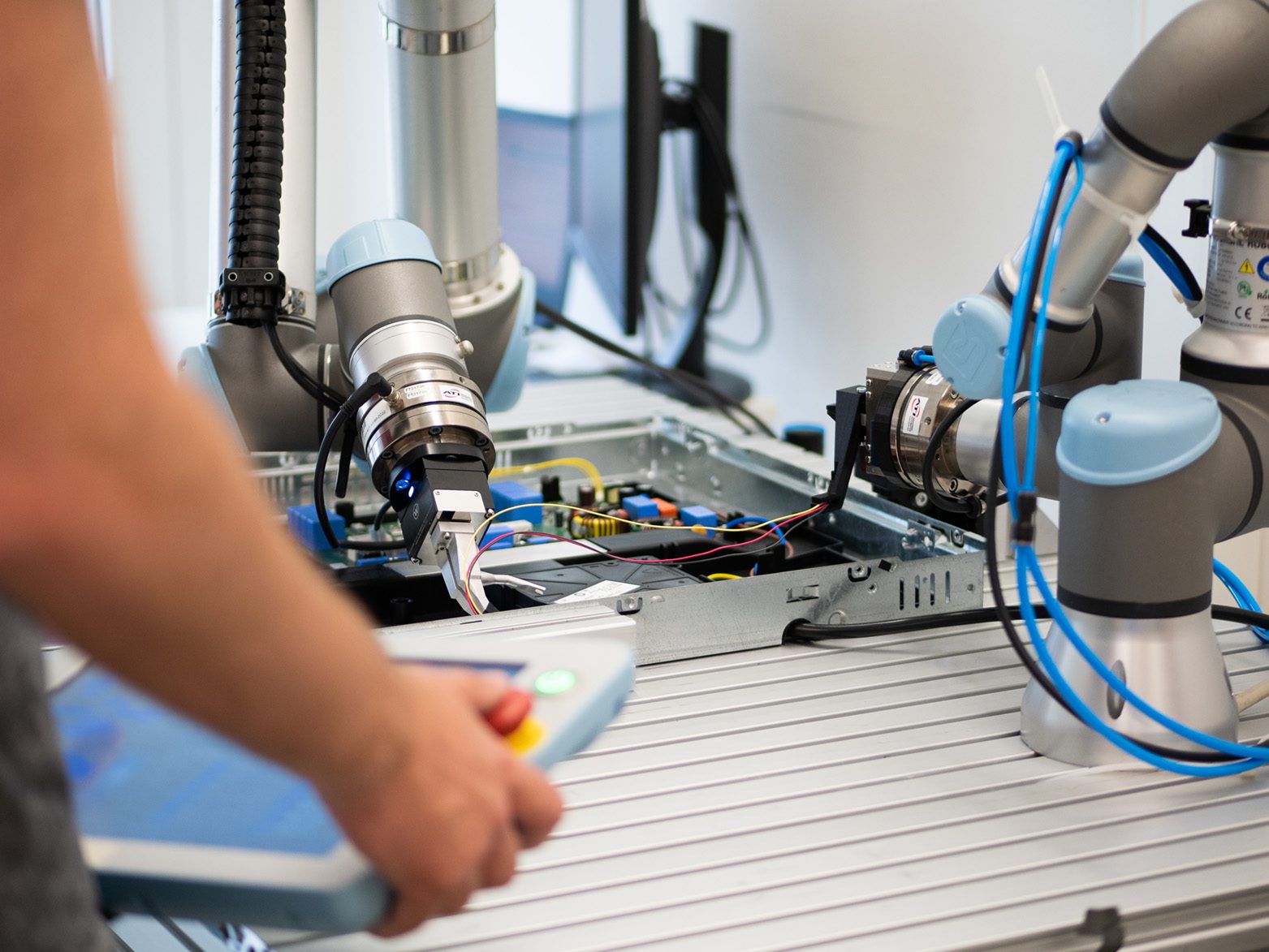 ArtiMinds Robotics – assembling flexible cables, plugs & tubes